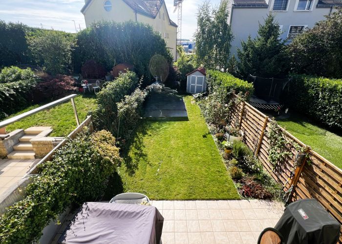 Villa mitoyenne de 5,5 pièces avec terrasse et jardin