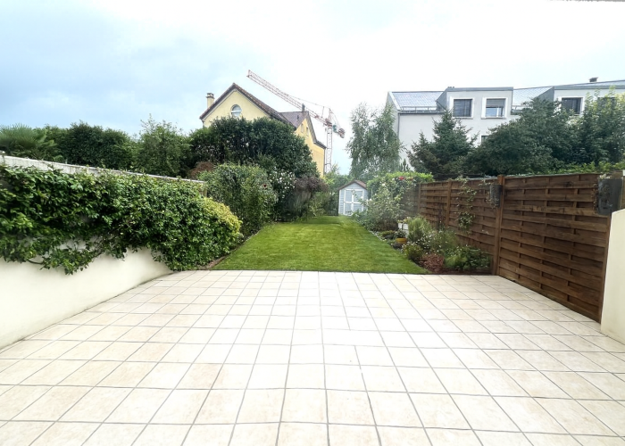 Villa mitoyenne de 5,5 pièces avec terrasse et jardin